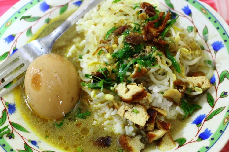 Nasi Lesah, nasi direndam kuah soto kental ini begitu menggoda untuk dinikmati malam hari.