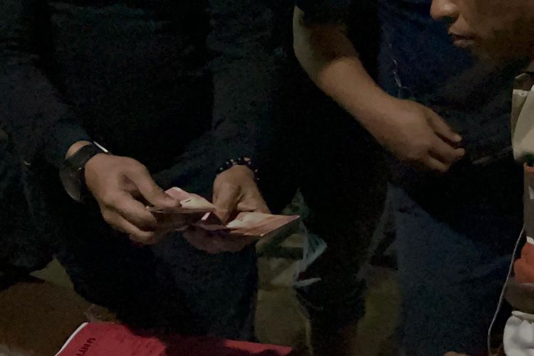 Satreskrim Polres Pasuruan Kota mengamankan tiga orang yang mengaku sebagai anggota polisi dengan menjanjikan dapat mengeluarkan tahanan yanh sedang menjalani proses hukum, Kamis (28/08/2025) 