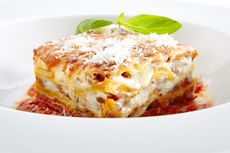 4 Cara Hangatkan Sisa Lasagna, Bisa Pakai Oven dan Microwave