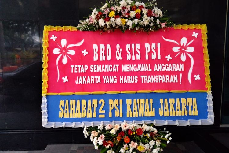 Karangan bunga bentuk dukungan terhadap DPRD DKI JAKARTA Fraksi PSI berjejer di Gedung DPRD DKI Jakarta, Jl Kebon Sirih No. 18, Jakarta Pusat, Senin (4/11/2019).