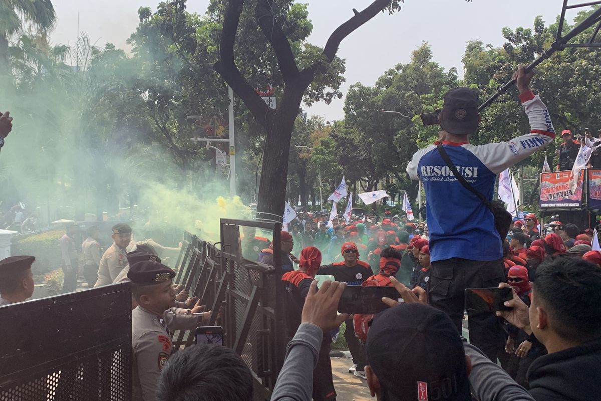 Buruh Nyalakan Flare Saat Demo Tuntut Kenaikan Upah di Balai Kota Jakarta