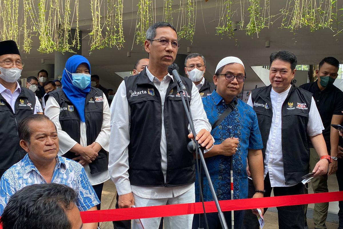 Penjabat (Pj) Gubernur DKI Jakarta Heru Budi Hartono usai mendatangi kegiatan Jakarta Cinta Disabilitas di Lapangan Banteng, Jakarta Pusat pada Sabtu (3/12/2022). Dia mengungkapkan alasan pencopotan Sekda DKI Jakarta Marullah Matali dan menjadikannya Deputi Gubernur. 