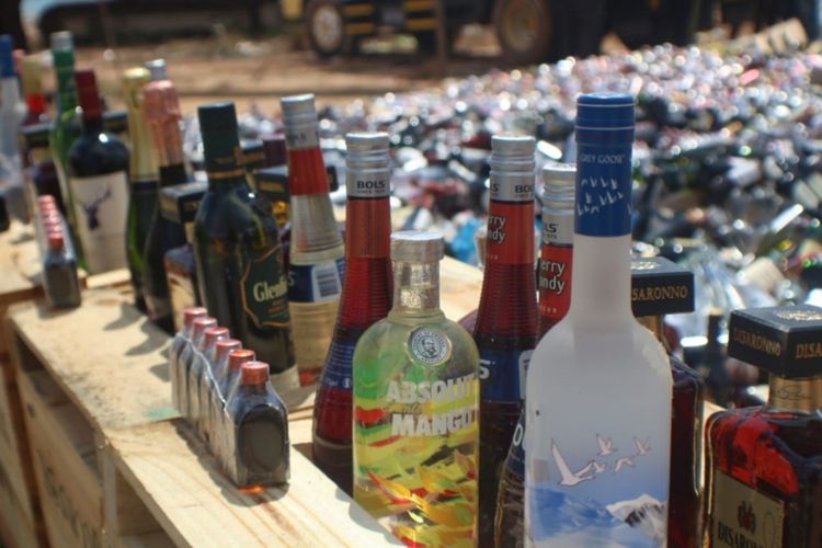 Sebanyak 22.177 minuman beralkohol dari berbagai merek yang rata-rata produksi impor dimusnahkan di lapangan pelabuhan rakyat Tanjung Sengkuang, Batam, Kepulauan Riau (Kepri), Selasa (15/5/2018) siang tadi.