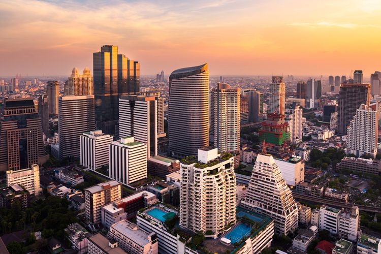 Kawasan perkantoran di Kota Bangkok, Thailand. Thailand adalah negara berkembang, dan perekonomiannya terbesar kedua di Asia Tenggara.