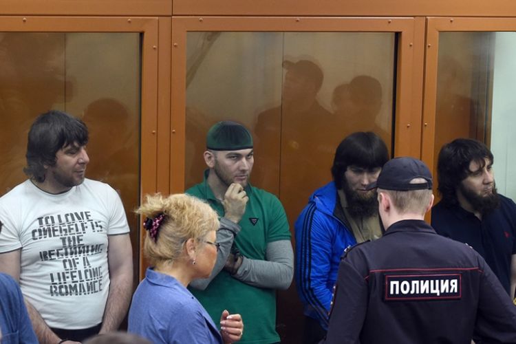 Para terdakwa kasus pembunuhan tokoh oposisi Rusia, Boris Nemtsov mendengarkan putusan hakim pengadilan militer Moskwa, Kamis (13/7/2017).