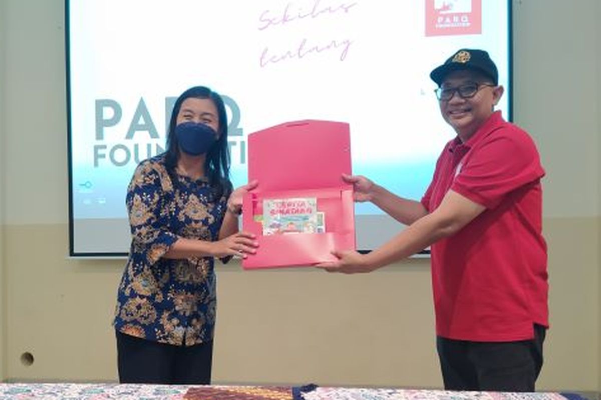 PARQ Foundation memberikan bantuan sumbangan peralatan penunjang pendidikan kepada SD Tarakanita 1 Jalan Barito, Kebayoran Baru, Jakarta Selatan, Jumat(4/11/2022), yang diserahterimakan dari Ketua PARQ Foundation Yodya Prasetyanto (kanan) kepada Kepala SD Tarakanita 1 Angelberta Dwi Astuti Nurmawati (kiri). 

