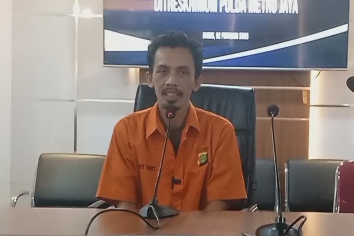 Dede Solehudin, satu dari tiga tersangka kasus pembunuhan dan penipuan oleh Wowon dkk, di Mapolda Metro Jaya, Kamis (2/2/2023).