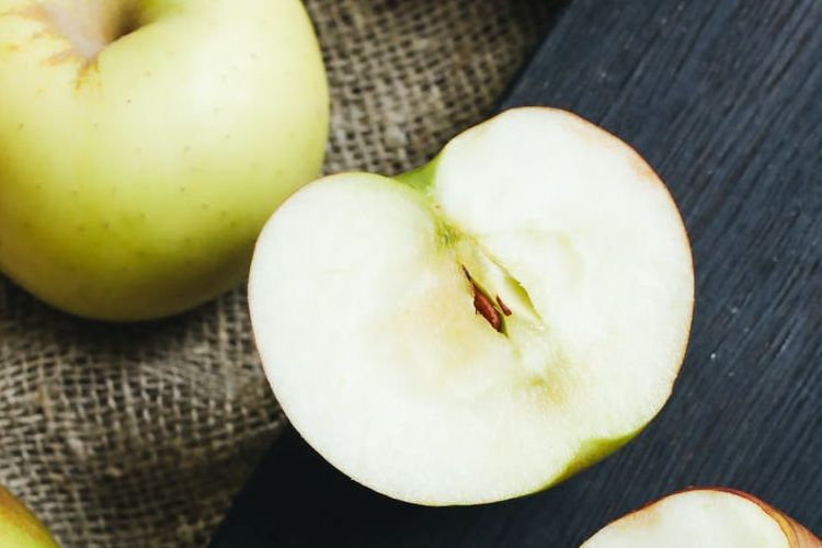 Buah apel.