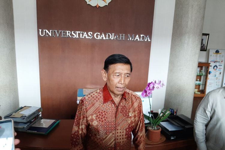 Ketua Dewan Pertimbangan Presiden (Watimpres), Wiranto saat menemui wartawan  di UGM, Selasa (21/01/2020).