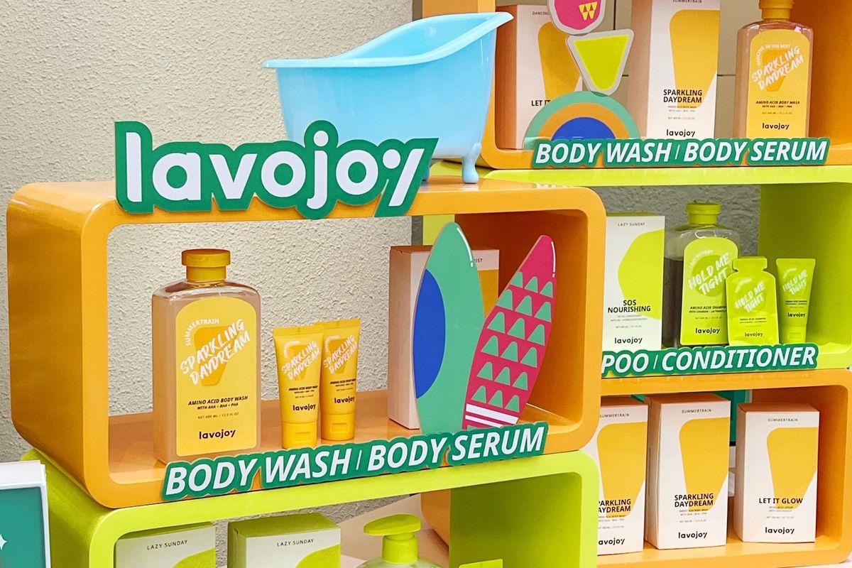 Rangkaian produk dari koleksi pertama Lavojoy di Sociolla,Lippo Mall Puri, Sabtu (27/08/22). Terdiri dari body wash, body serum, shampoo, dan conditioner.