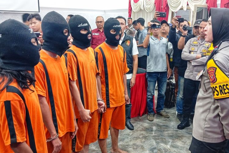 Kepala Polre Sukabumi Kota, AKBP Rita Suwadi (kanan) saat bertanya kepada empat pelaku pengeroyokan dan penganiayaan saat konferensi pers di Sukabumi, Jawa Barat, Senin (30/9/2024).