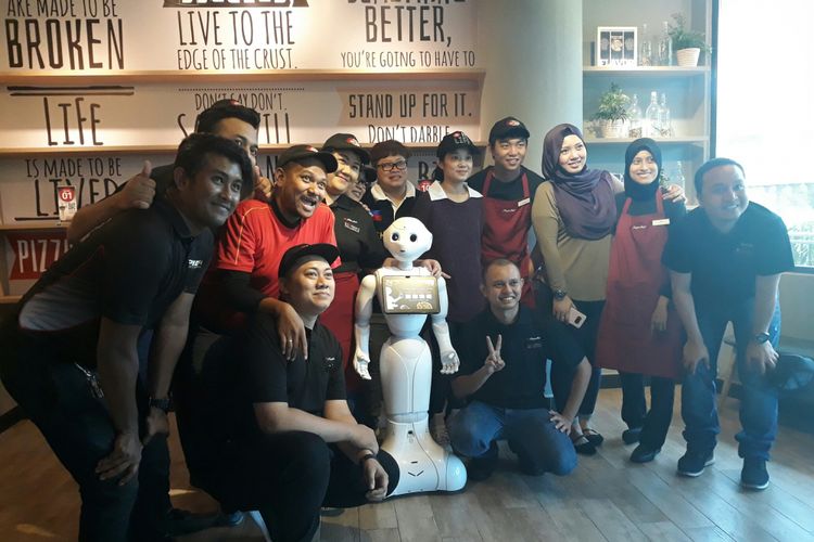 Pepper, robot humanoid yang diuji coba Mastercard dan SoftBank Robotics untuk membantu mencatat pesanan di Pizza Hut Safra Punggol, Singapura, Rabu (14/3/2018).