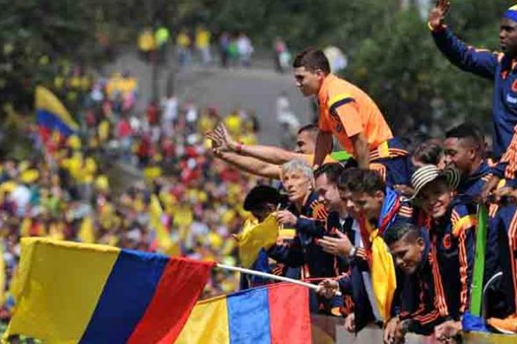 Para pemain timnas Kolombia melambaikan tangan kepada fans yang memadati jalanan di Bogota untuk menyambut mereka yang baru pulang dari Piala Dunia 2014 di Brasil.