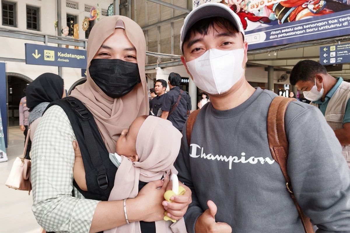 Ilma (25) dan Imam (35), sepasang suami istri dan anaknya yang baru pulang mudik dari Garut kembali ke Jakarta di Stasiun Pasar Senen, Jakarta Pusat, Rabu (26/4/2023). (KOMPAS.com/XENA OLIVIA)