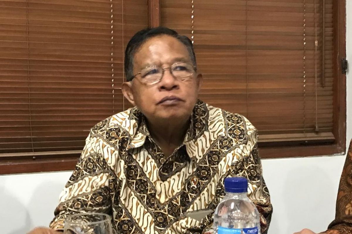 Menteri Koordinator Bidang Perekonomian Darmin Nasution saat diwawancarai di Lombok, NTB, Jumat (21/9/2018).