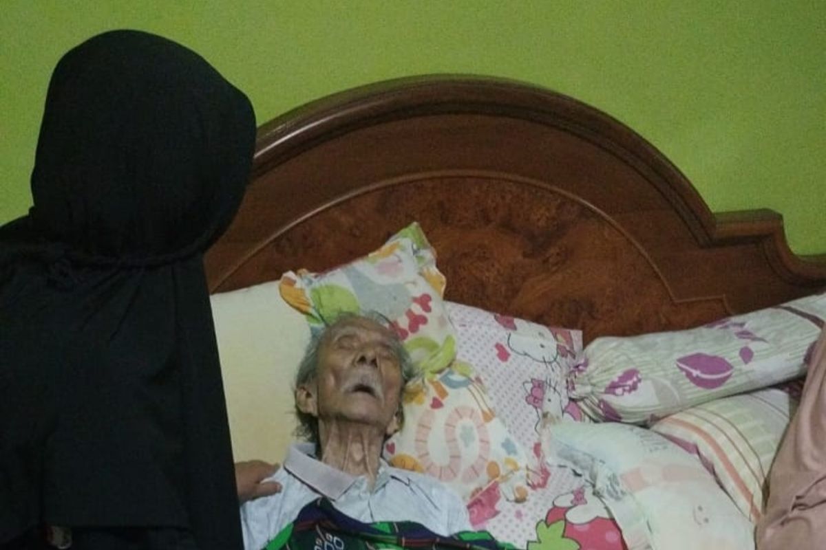 Foto terakhir maestro dalang wayang golek dari Karawang R.H.Tjetjep Suprijadi sebelum tutup usia.