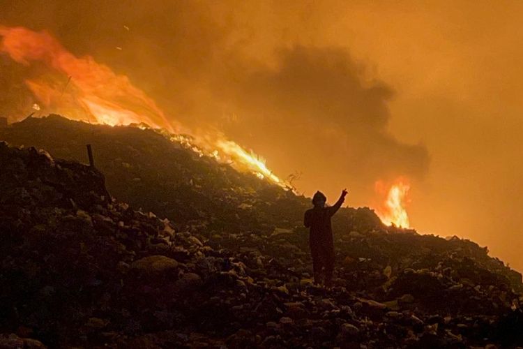 TPA Putri Cempo Solo Terbakar, Pemadaman Masih Berlangsung