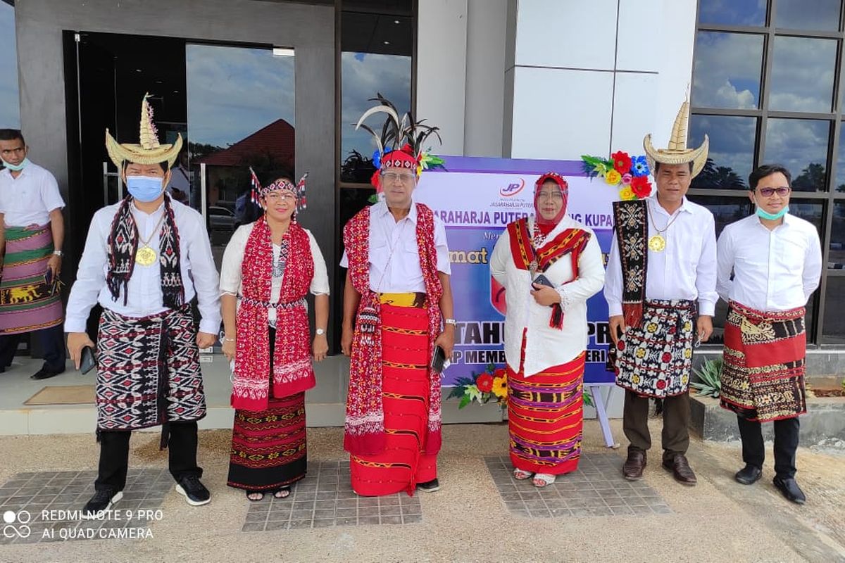 Para pejabat dan staf Balai Pelaksanaan Jalan Nasional (BPJN) Nusa Tenggara Timur (NTT) ikut merayakan peringatan Hari Bhakti ke-75 PUPR secara virtual di Kupang, Kamis (3/12/2020).