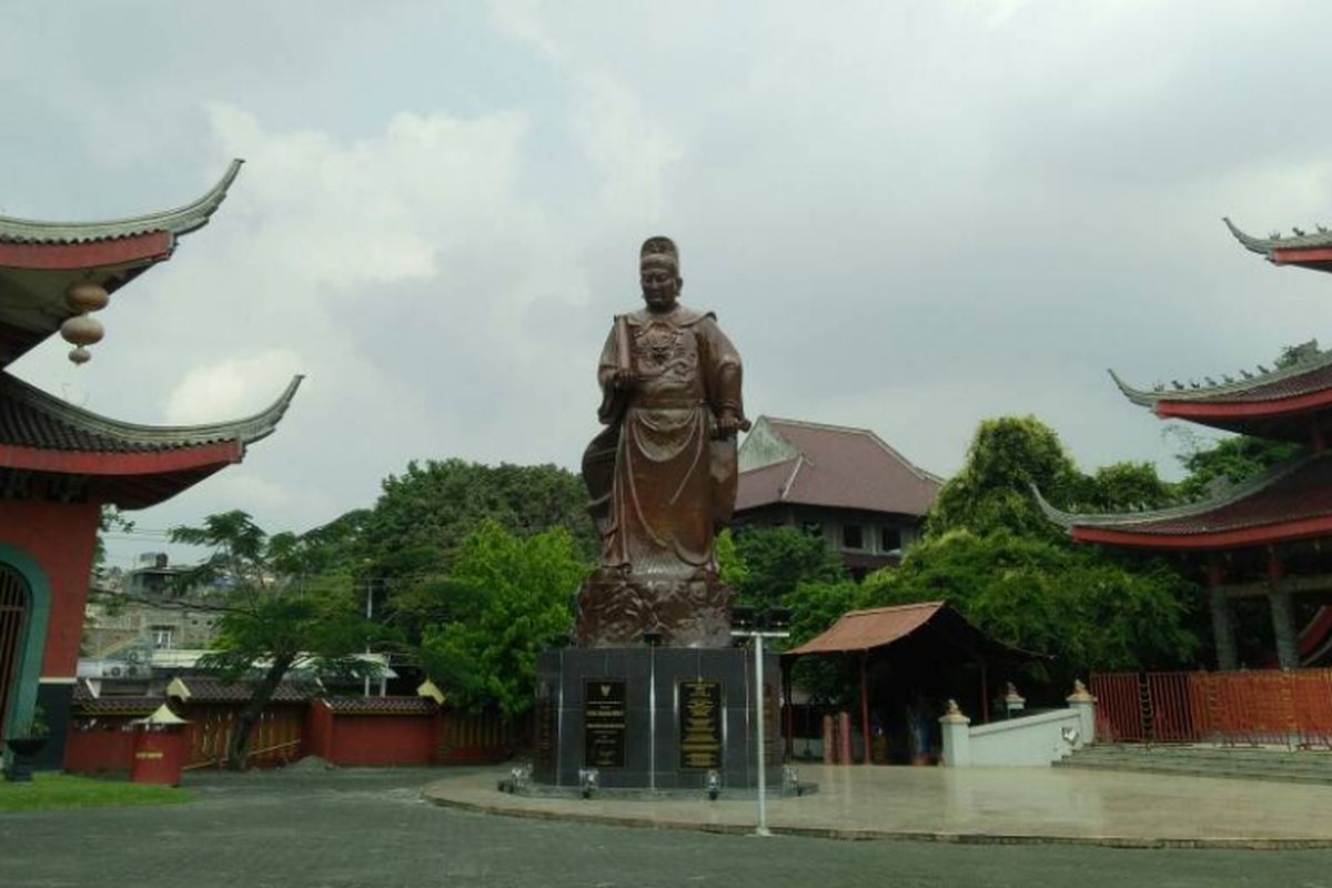 Sam Poo Kong merupakan salah satu destinasi favorit di Semarang, Jawa Tengah. Terdapat patung Laksamana Cheng Ho yang terbuat dari perunggu dengan tinggi 12 meter.