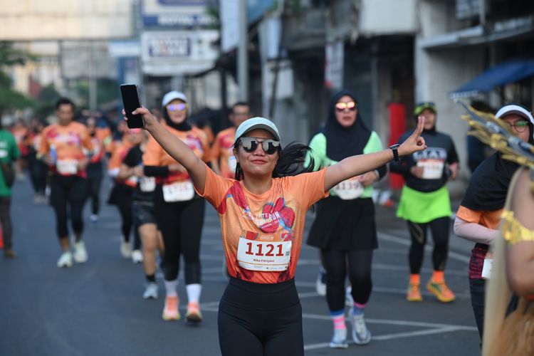 Kecerian pelari 5 KM marathon dalam Bank Jateng Friendship Run 2023 di Kota Bandung, Minggu (4/5/2023). Merupakan ajang pemanasan dari Borobudur Marathon Powered by Bank Jateng yang akan digelar November 2023.