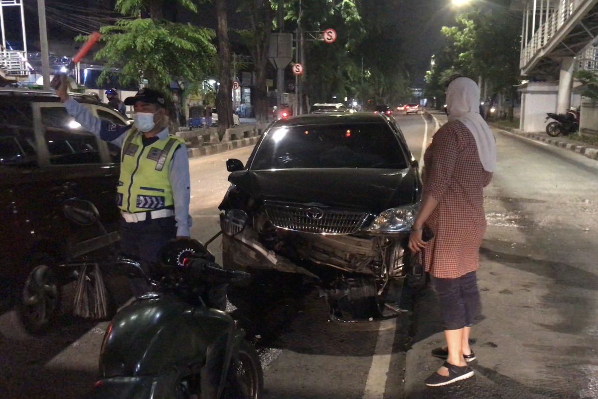 Kecelakaan lalu lintas di Jalan Jenderal Soeprapto tepatnya di bawah Jembatan Penyeberangan Orang (JPO) Halte Transjakarta Galur, Harapan Mulya, Kemayoran, Jakarta Pusat pada Minggu (10/10/2021) sekitar pukul 18.10 WIB.