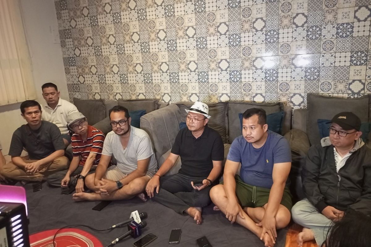 Sejumlah orangtua menceritakan kondisi anak mereka pasca ledakan yang terjadi di gudang amunisi, dekat Cluster Visalia, Ciangsana, Kecamatan Gunung Putri, Kabupaten Bogor, Jawa Barat, Minggu (31/3/2024).