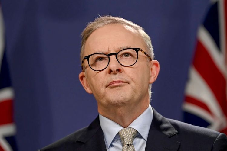 Pemimpin baru Australia yang berasal Partai Buruh, Anthony Albanese, berbicara kepada media saat konferensi pers di Sydney, Minggu, 10 April 2022.