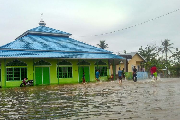 Banjir yang menerjang Desa Santan sudah setinggi 1.5 meter. Segala aktivitas berhenti dan sekolah pun diliburkan