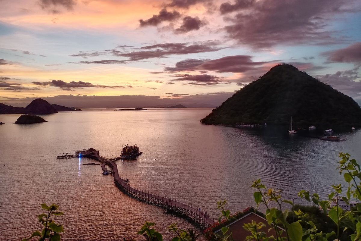 Panorama mentari tenggelam di Labuan Bajo, NTT.