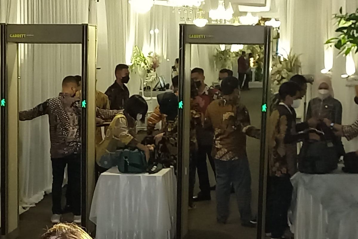 Tamu undangan acara midodareni diperiksa barang bawaannya oleh petugas di kediaman Erina Gudono, Jumat (9/12/2022).