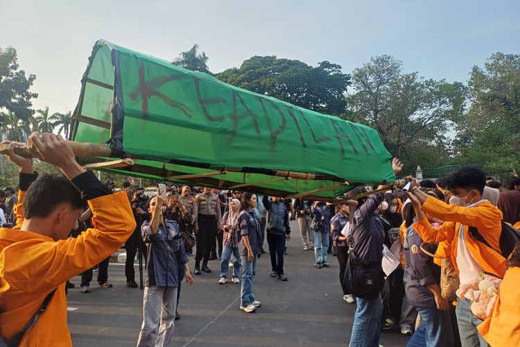 Massa Demo Mahasiswa Tiba di Dekat Monas Sambil Bawa Keranda