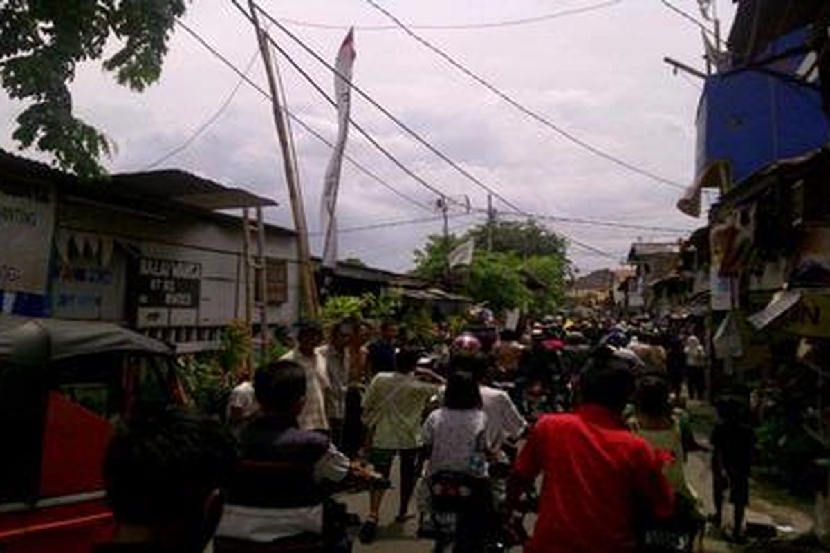 Ribuan orang mengekor mengikuti iring-iringan jenazah korban kecelakaan di Tanah Tinggi, Johar Baru, Jakarta Pusat  Jenazah Buhari atau Ari (16), Firmansyah atau Encek (22), Muhammad Akbar, dan M Huzaifah, Senin (23/1/2012).