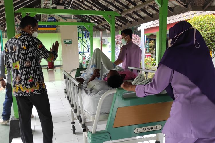 Petugas kesehatan di RSUD Sunan Kalijaga Demak saat menangani seorang pasien, Selasa (23/4/2024). 