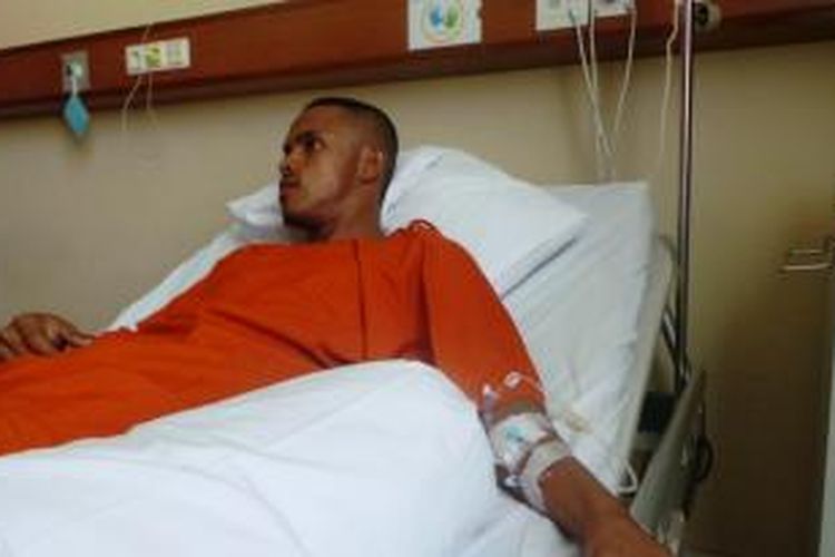 Ekspresi gelandang Persija Jakarta, Abdul Rahman Lestaluhu, jelang operasi Anterior Cruciate Ligament (ACL) di Rumah Sakit Royal Progress, Rabu (9/9/2015). 