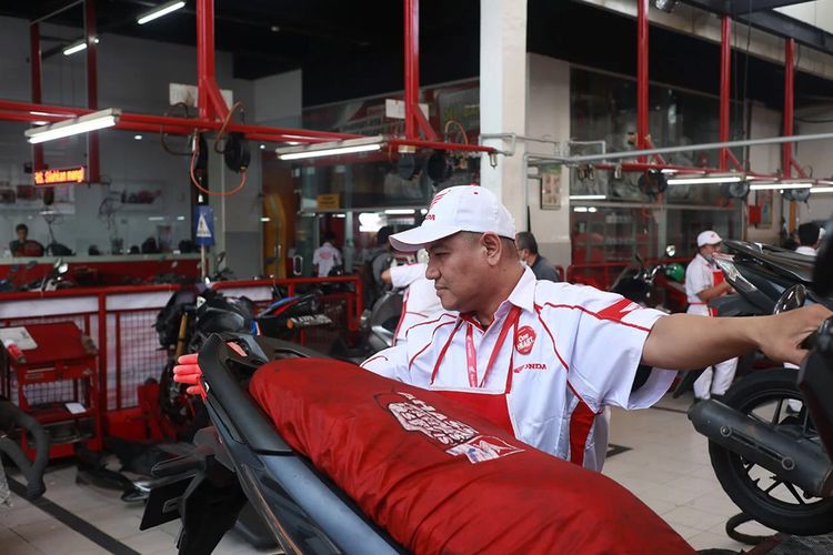 Ilustrasi pengecekan lampu motor di bengkel AHASS