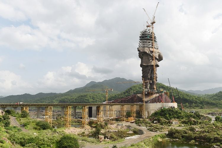 Dalam foto yang diambil 25 Agustus lalu ini menunjukkan Patung Persatuan yang sedang dibangun di negara bagian Gujarat, India. Monumen ini dibangun untuk menghormati pejuang kemerdekaan Sardar Vallabhbhai Patel.