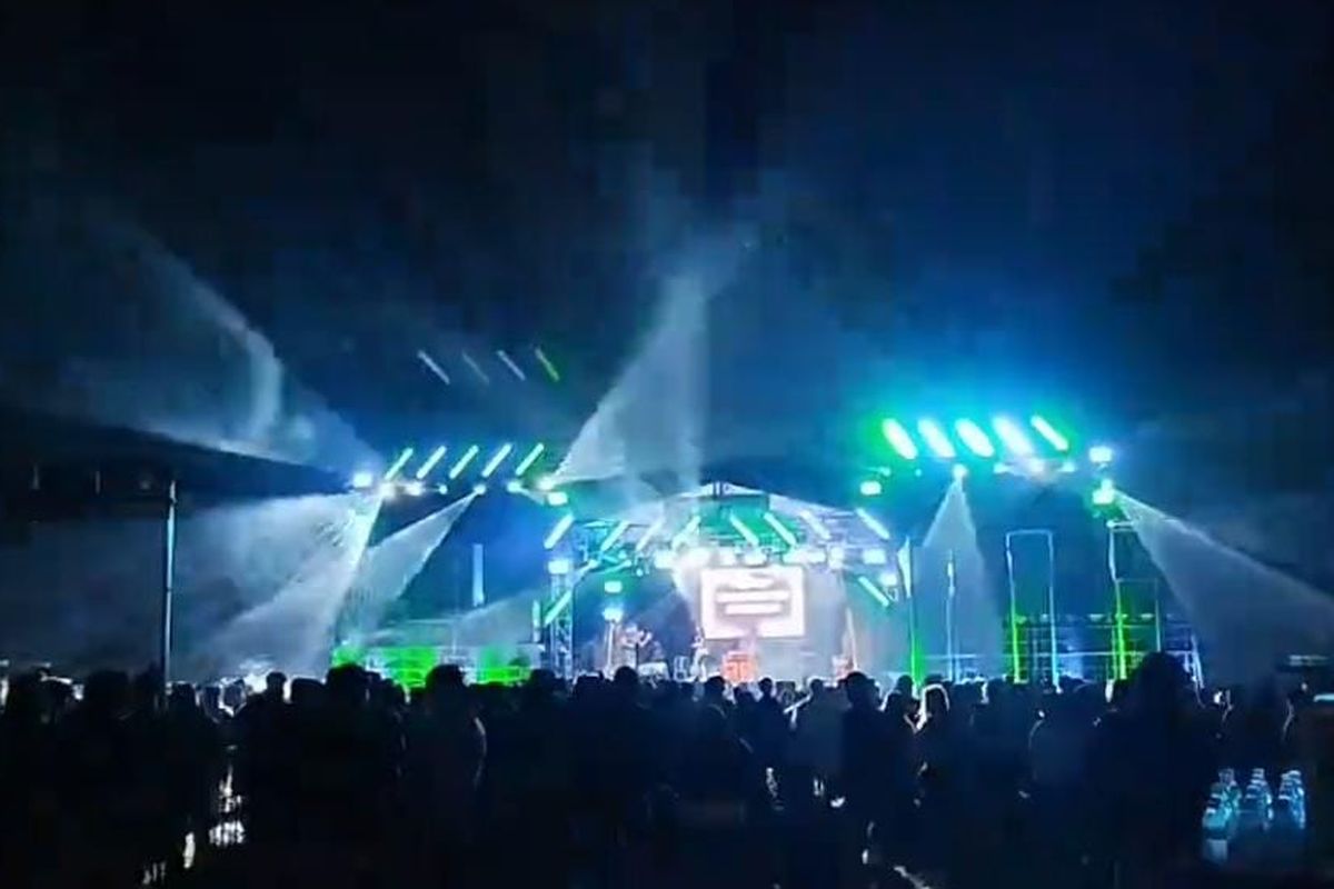 Penggunaan sound horeg di Kabupaten Pasuruan Jawa Timur yang menggunakan 16 subwofer.