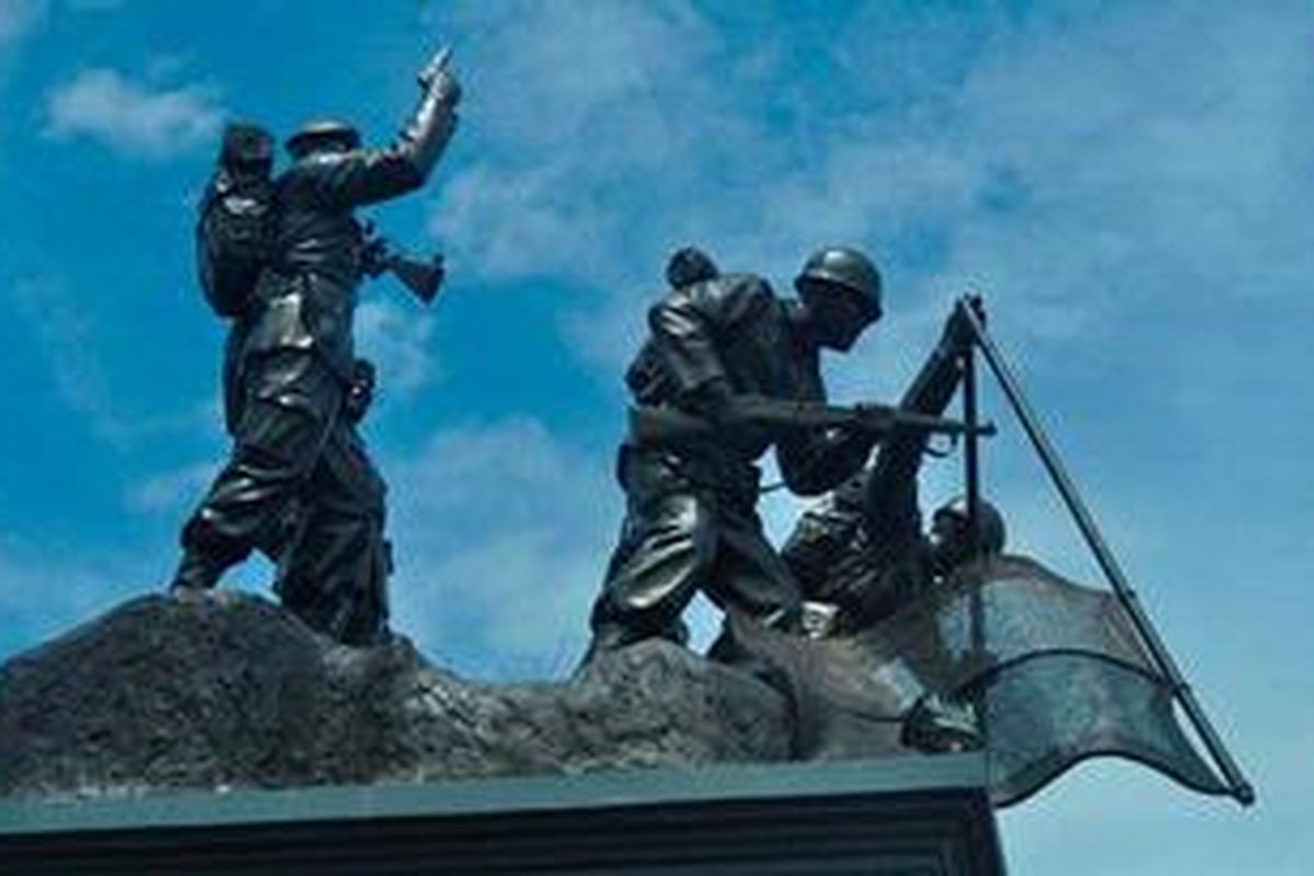 Patung pada Monumen Trikora di Kabupaten Pulau Morotai ini patah sebelum diresmikan Presiden RI Susilo Bambang Yudhoyono, 15 September 2012 mendatang.