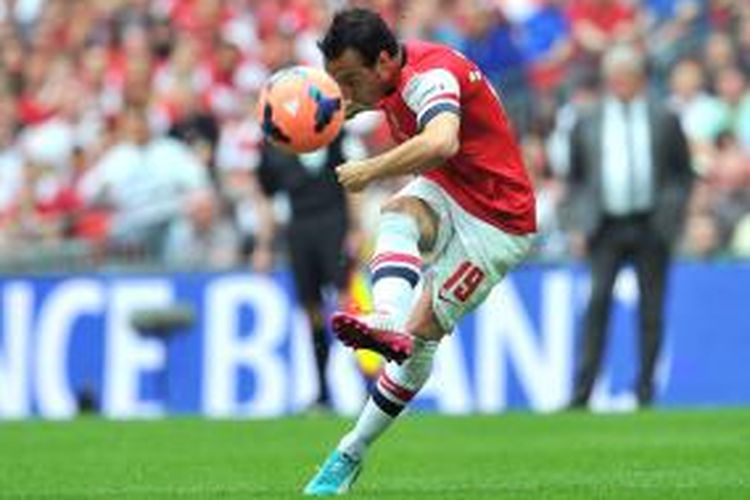 Gelandang Arsenal, Santi Cazorla, mengeksekusi tendangan bebas, yang berujung gol ke gawang Hull City, pada final Piala FA, di Wembley, Sabtu (17/5/2014).