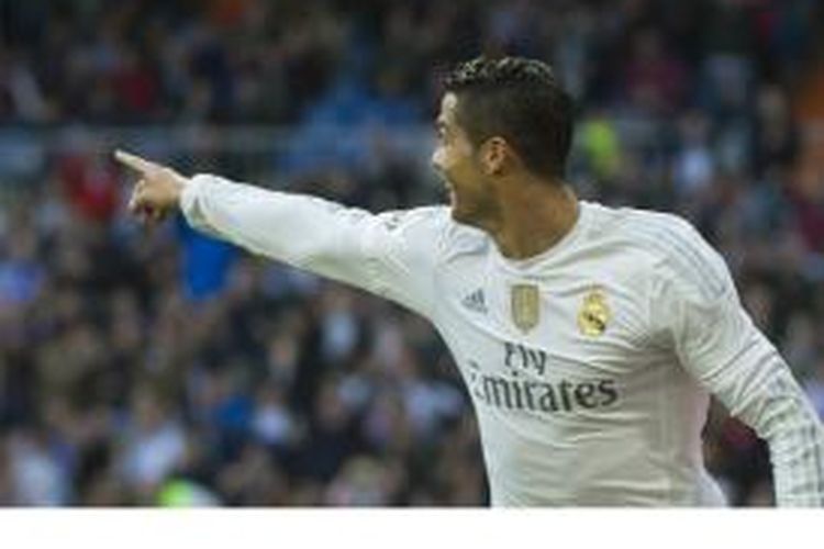 Penyerang Real Madrid Cristiano Ronaldo merayakan keberhasilannya mencetak gol ke gawang Getafe pada lanjutan pertandingan La Liga di Santiago Bernabeu, Sabtu (5/12/2015).