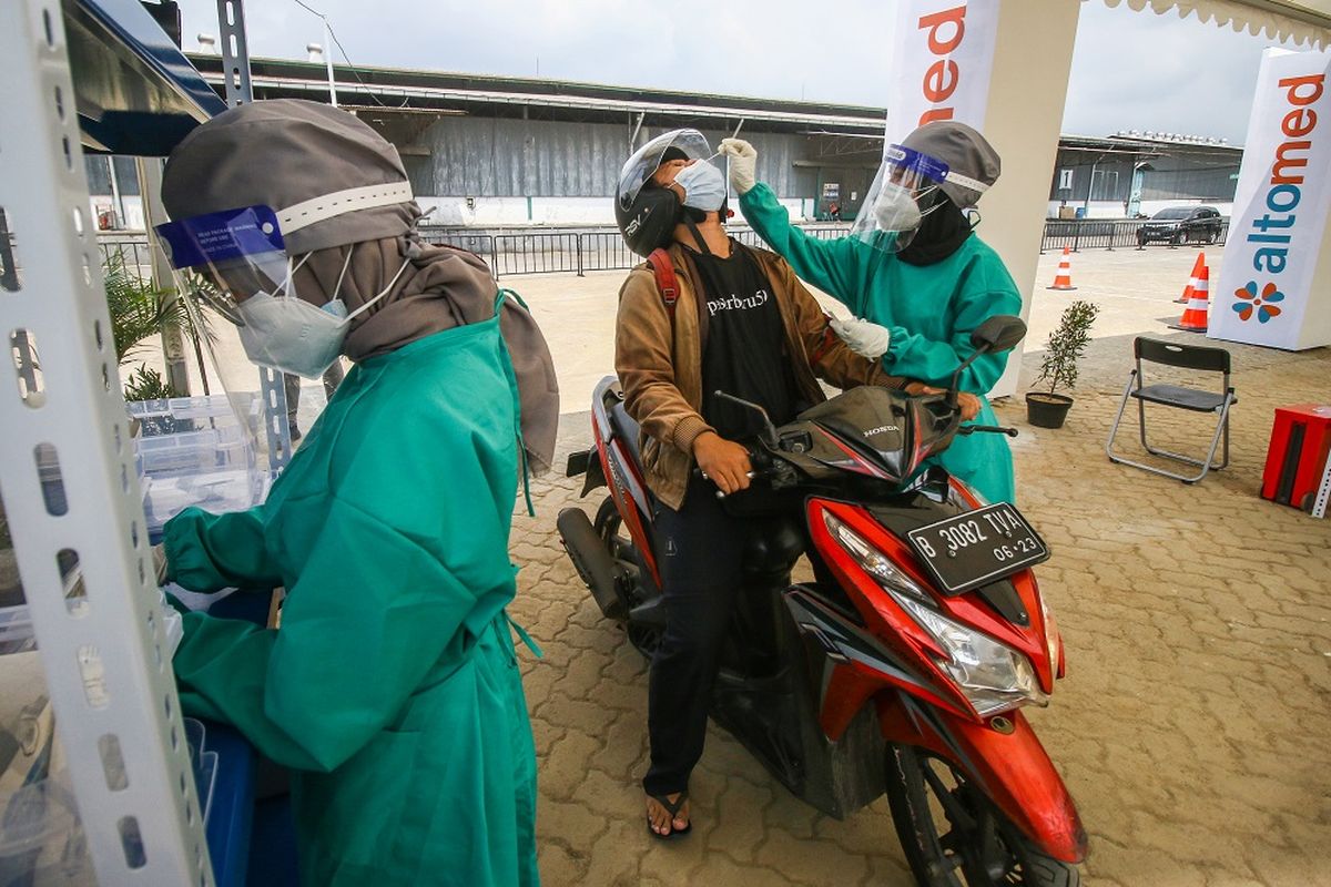 Warga menjalani tes cepat antigen COVID-19 di layanan PCR dan antigen Swab Test Altomed, Kelapa Gading, Jakarta, Senin (9/8/2021). Menteri Koordinator Bidang Maritim dan Investasi (Menko Marves) Luhut Binsar Pandjaitan menargetkan testing COVID-19 sebanyak 400 ribu per hari. ANTARA FOTO/Rivan Awal Lingga/hp.