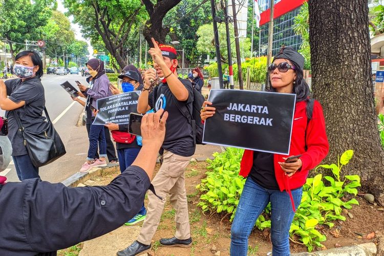 Masa demonstran mendukung Interpelasi Formula E di depan Gedung DPRD DKI Jakarta, Senin (13/9/2021)