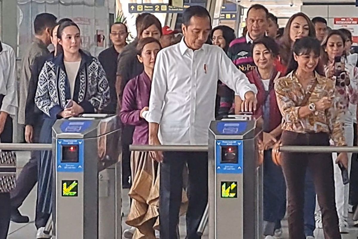 Presiden Joko Widodo bersama sejumlah selebritas men-tap kartu di Stasiun LRT Jabodebek Jatimulya, Bekasi, sebelum menjajal LRT Jabodebek menuju Stasiun Dukuh Atas, Jakarta, Kamis (10/8/2023).