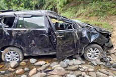 Tabrakan dengan Motor, Mobil Dinas Pemprov Bengkulu Ringsek Masuk Jurang