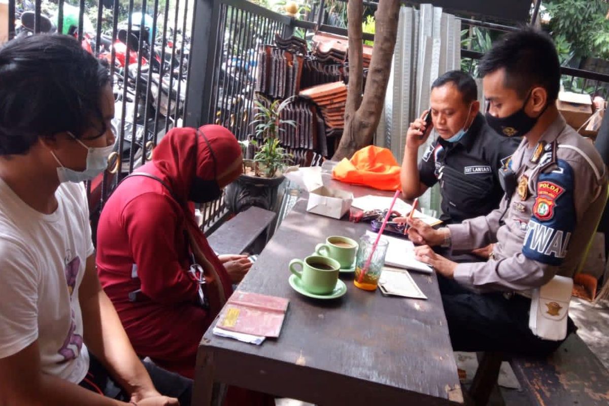 Anggota kepolisian melakukan penilangan kepada 16 pemilik motor yang terjaring Operasi Cipta Kondisi dengan sasaran balap liar di Jalan Pangeran Antasari, Cilandak, Jakarta Selatan di Polsek Cilandak, Kamis (17/12/2020).