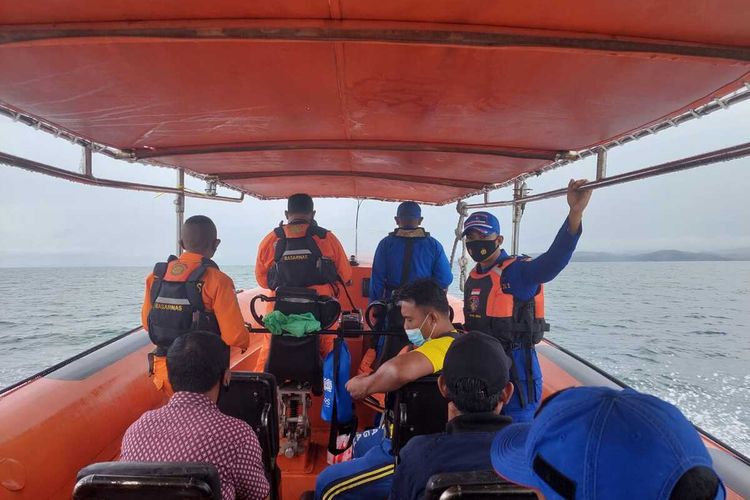 Tim SAR gabungan bergerak dari Pelabuhan Namlea menuju peraiaran Desa Pela di Kecamatan Latbual untuk menolong penumpang longboat yang tenggelam di peraiaran tersebut, Selasa (4/1/2022)