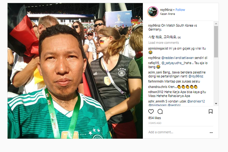 Roy, driver ojek online, yang foto-fotonya viral saat menyaksikan pertandingan Piala Dunia 2018 di Rusia.