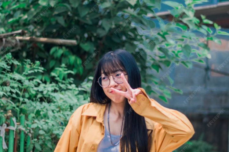 Tetap tampil keren saat langit mendung. Ini inspirasi outfit musim hujan yang nyaman, praktis, dan tetap stylish untuk menemani aktivitasmu seharian.