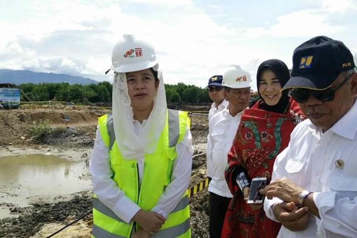 Menteri Koordinator Pembangunan Manusia dan Kebudayaan Puan Maharani,  Wali Kota non-aktif Banda Aceh Illiza Sa’aduddin Djamal, dan  Menteri Pekerjaan Umum dan Perumahan Rakyat (PUPR) Basuki Hadimuljono saat mengunjungi pembangunan Instalasi Pengolahan Air Limbah (IPAL) Gampong Jawa, Banda Aceh, Kamis (24/11/2016).