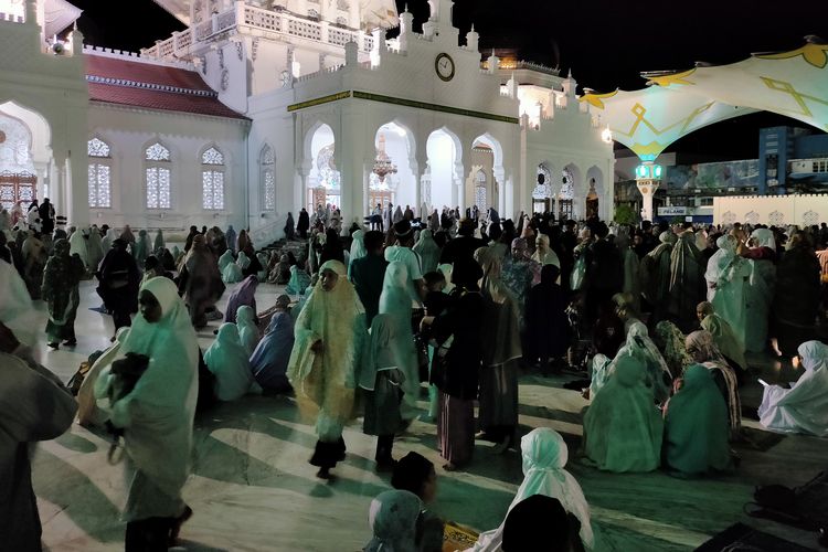 Suasana halaman Masjid Raya Baiturrahman Banda Aceh saat melaksanakan shalat Tarawih malam pertama, Rabu (22/3/2023).